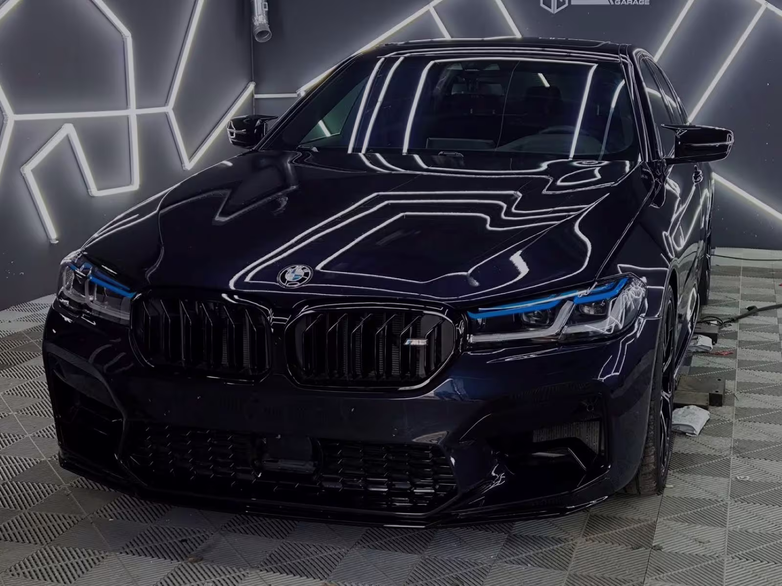 BMW G30 with LCI F90 performance-look full body conversion